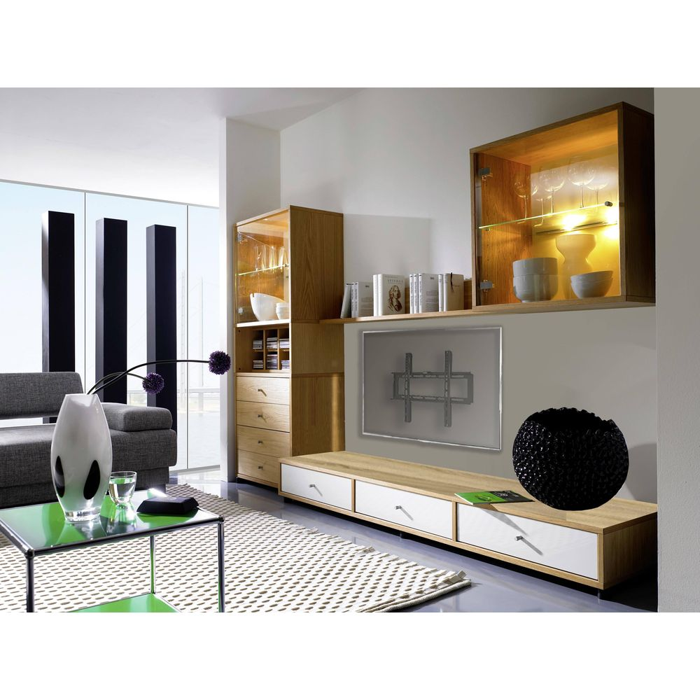 Modernes Wohnzimmer mit Holzmöbeln, Sofa, Couchtisch und integriertem Medienelement.