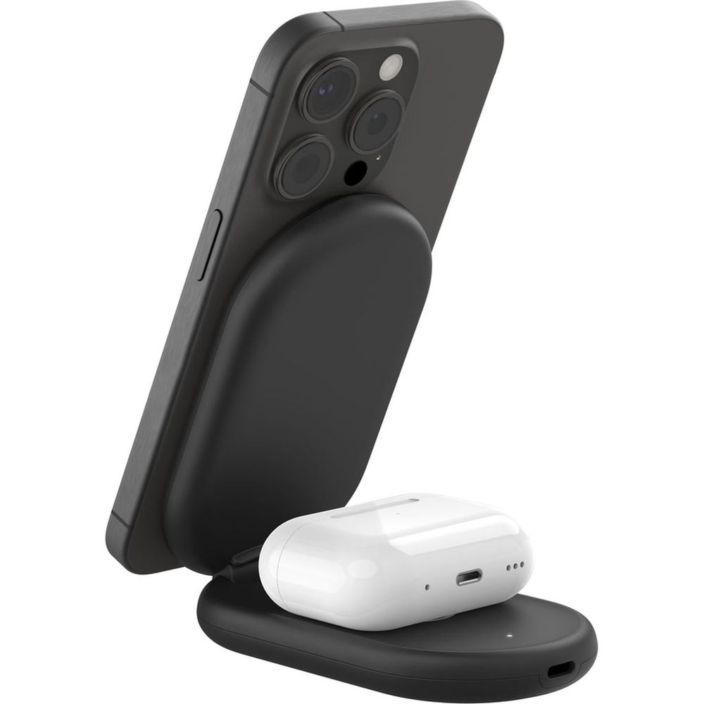 iPhone nero e auricolari bianchi su supporto di ricarica nero.