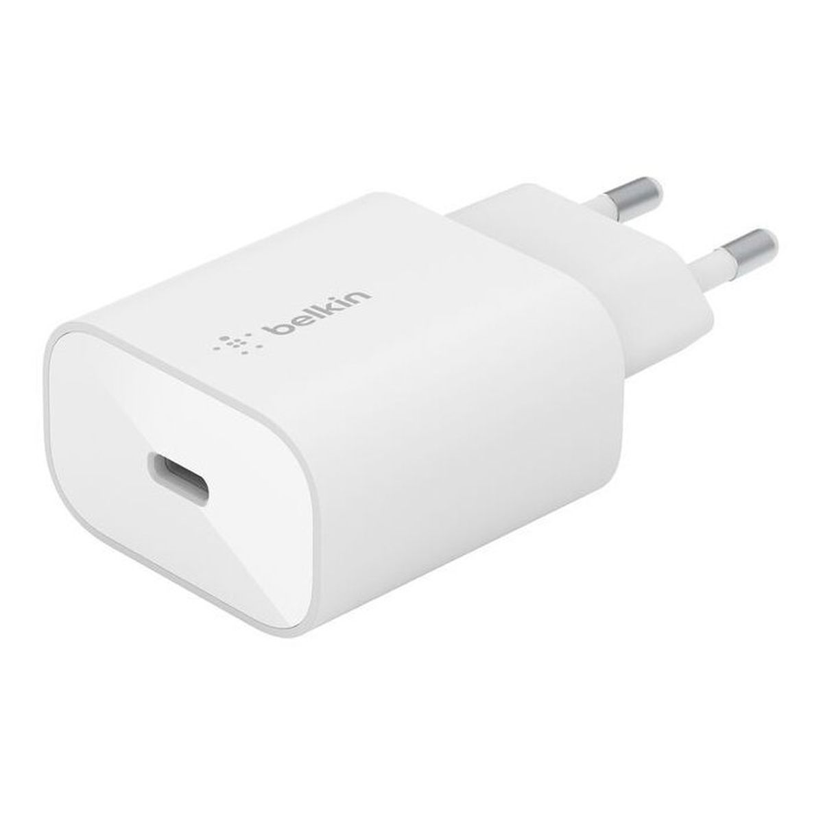 Un adattatore di corrente Belkin bianco con spine europee e porta USB-C.