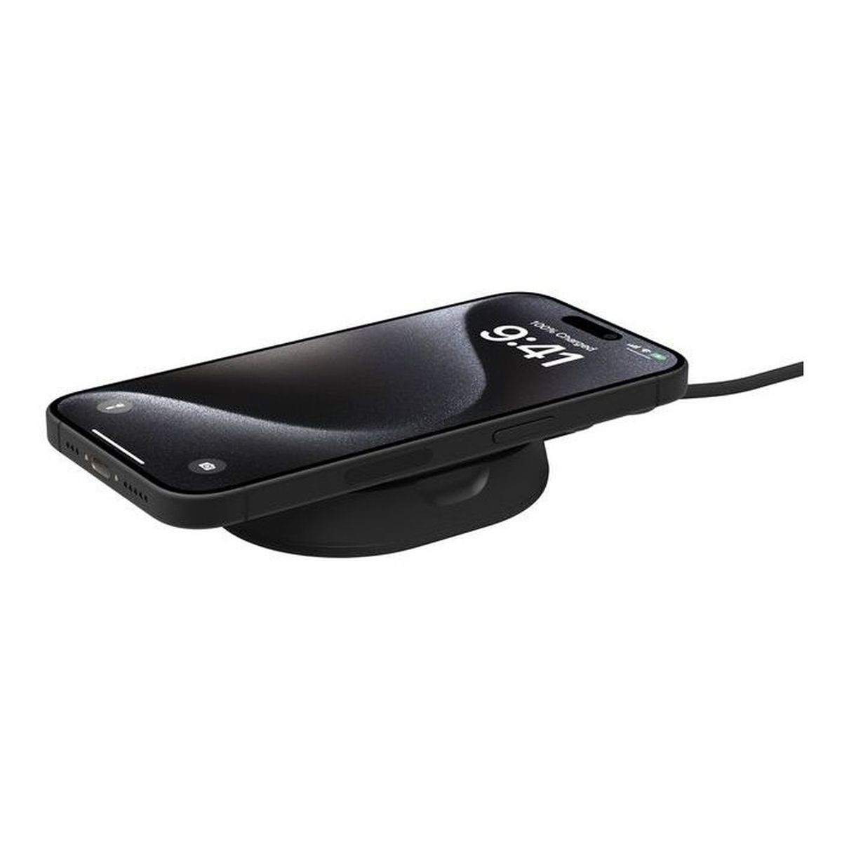 Schwarzes Smartphone lädt auf schwarzer Ladestation.