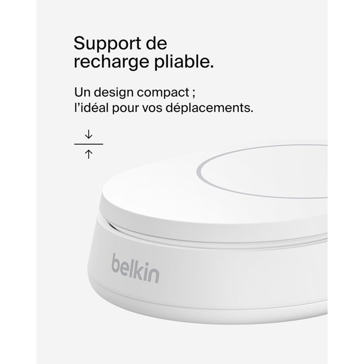 Ein weißer, faltbarer Lade-Stand von Belkin mit Pfeilen, die eine Auf- und Abbewegung anzeigen.