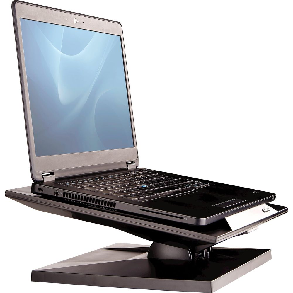 Ein schwarzer Laptop ist auf einem Monitorständer montiert.