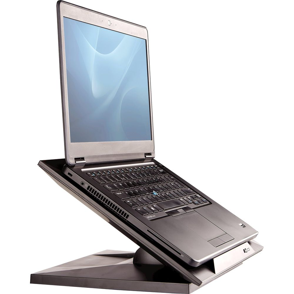 Ein schwarzer Laptop auf einem Ständer mit weißem Hintergrund.