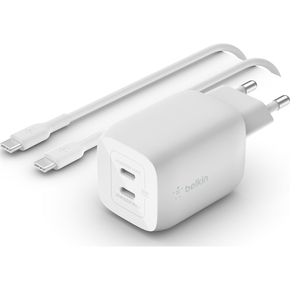 Un caricatore Belkin bianco da 65W USB-C con due cavi su sfondo bianco.