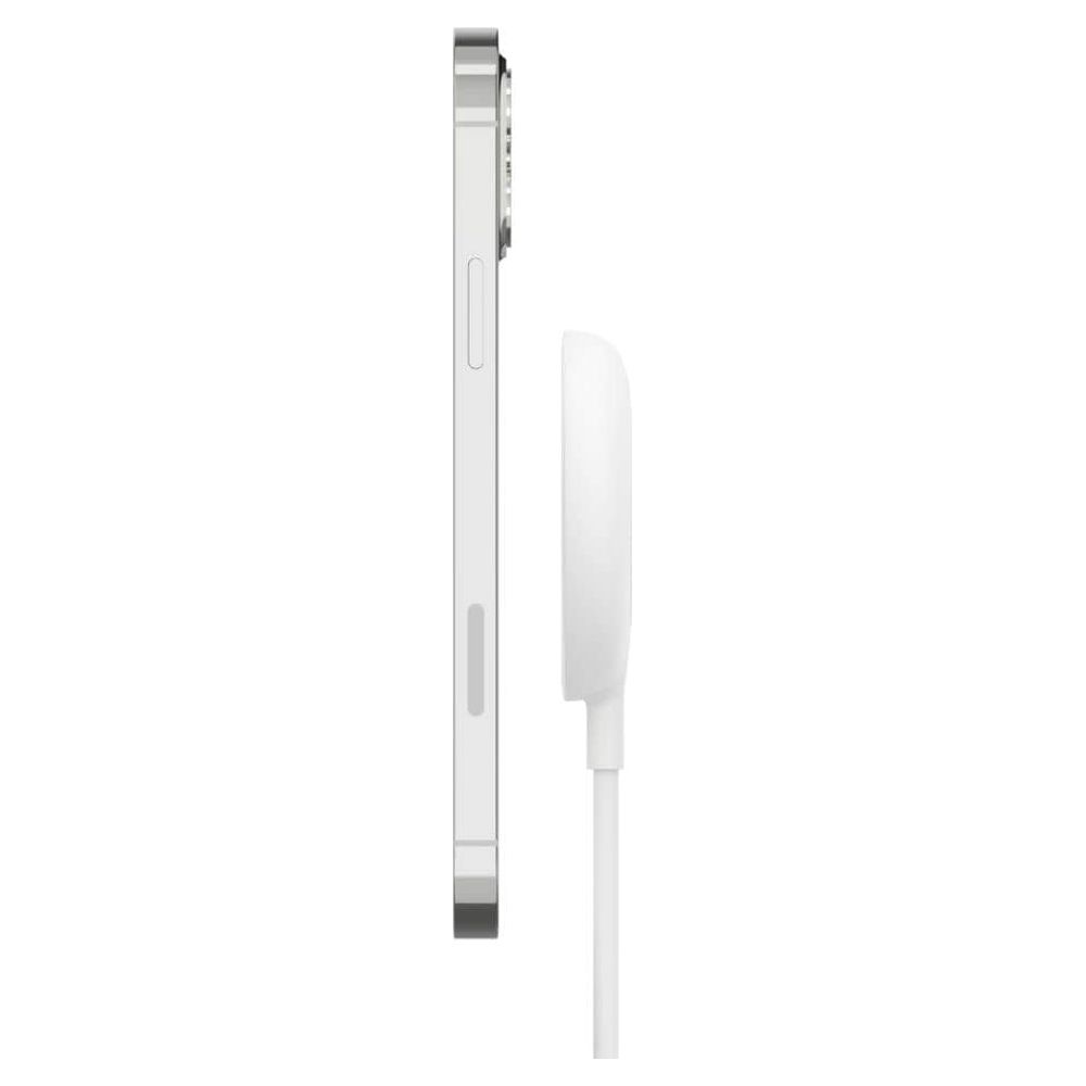 Ein silbernes Smartphone liegt neben einem weißen Ladegerät mit Kabel.
