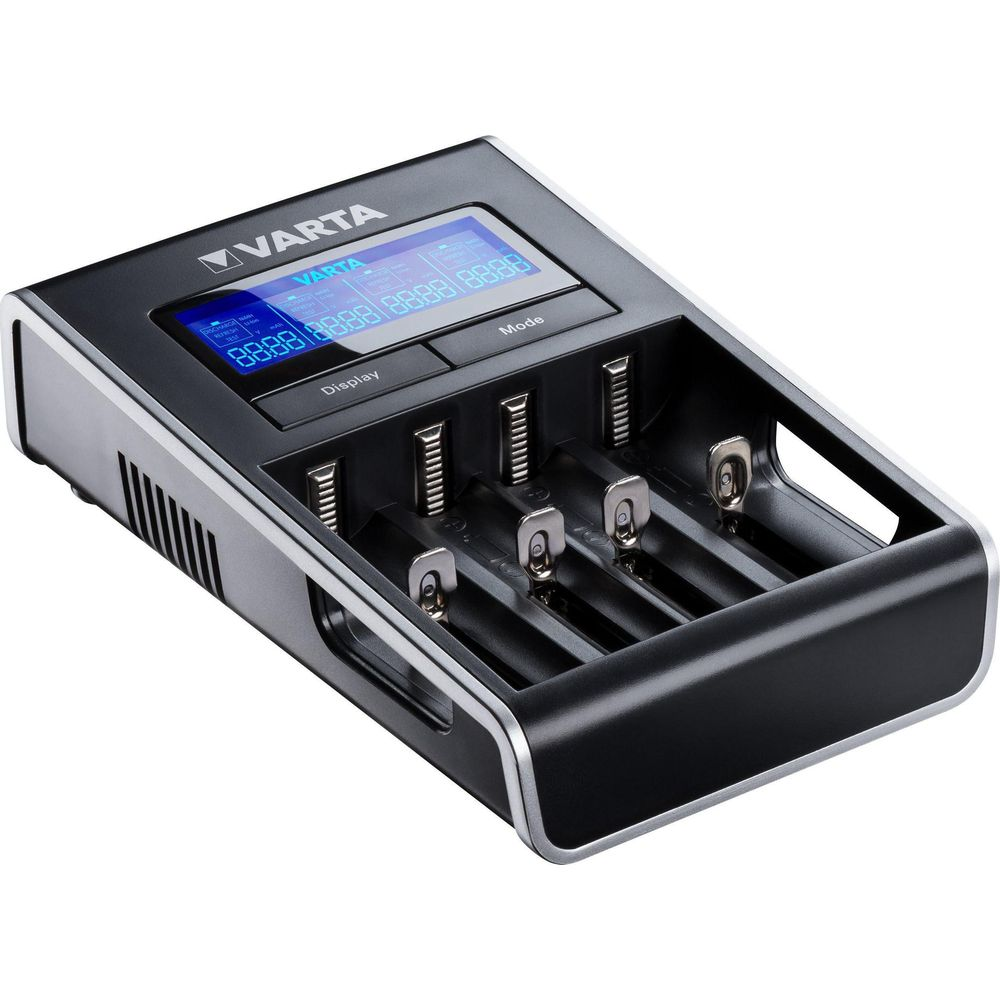 Cargador de baterías negro con pantalla LCD azul y cuatro ranuras.