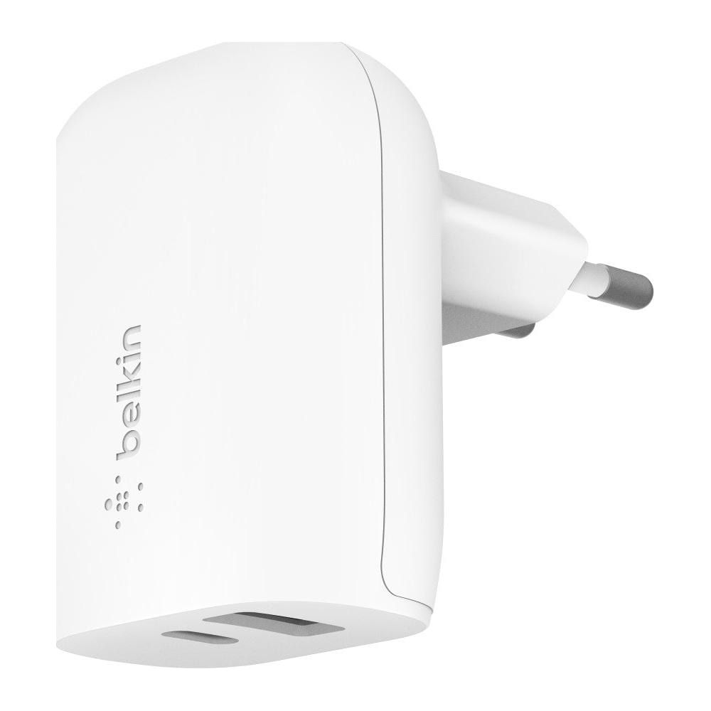 Weißer Belkin Netzsteckeradapter mit zwei USB-Anschlüssen und ausklappbaren Stiften.