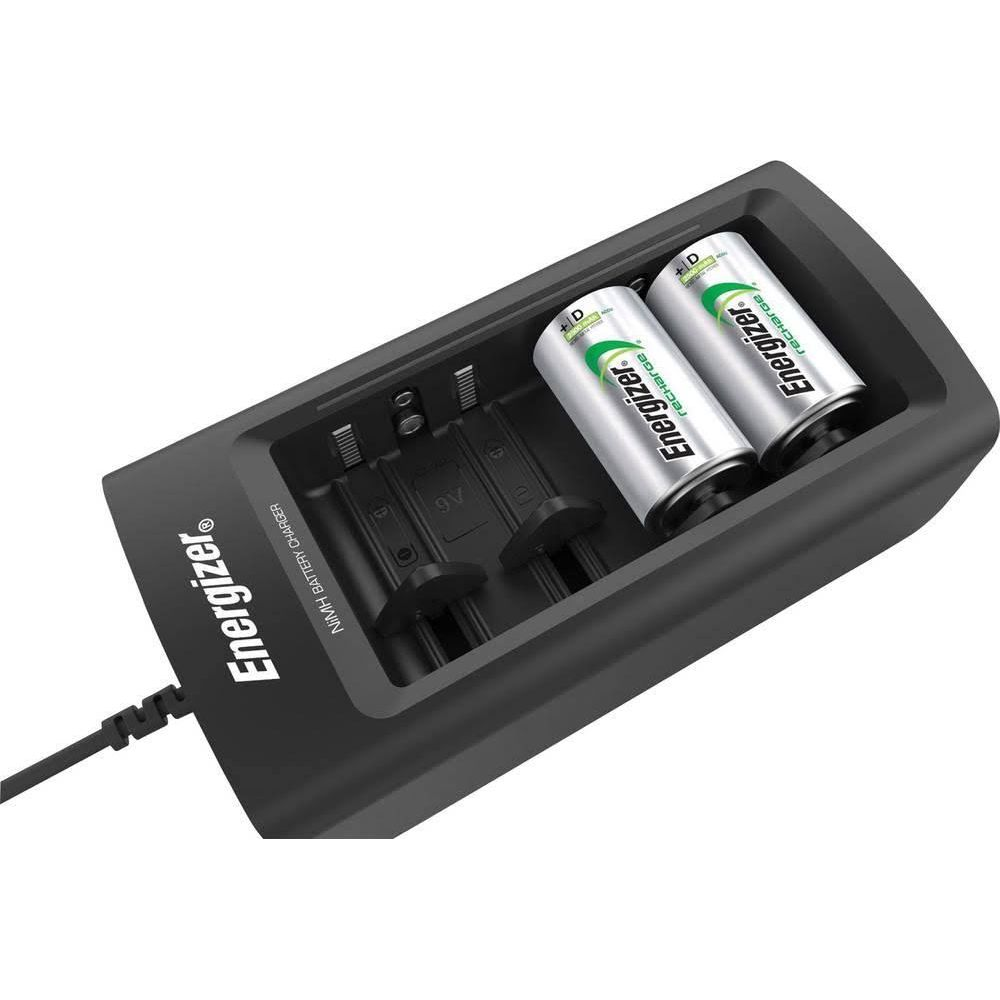 Caricabatterie Energizer con due batterie D all'interno.