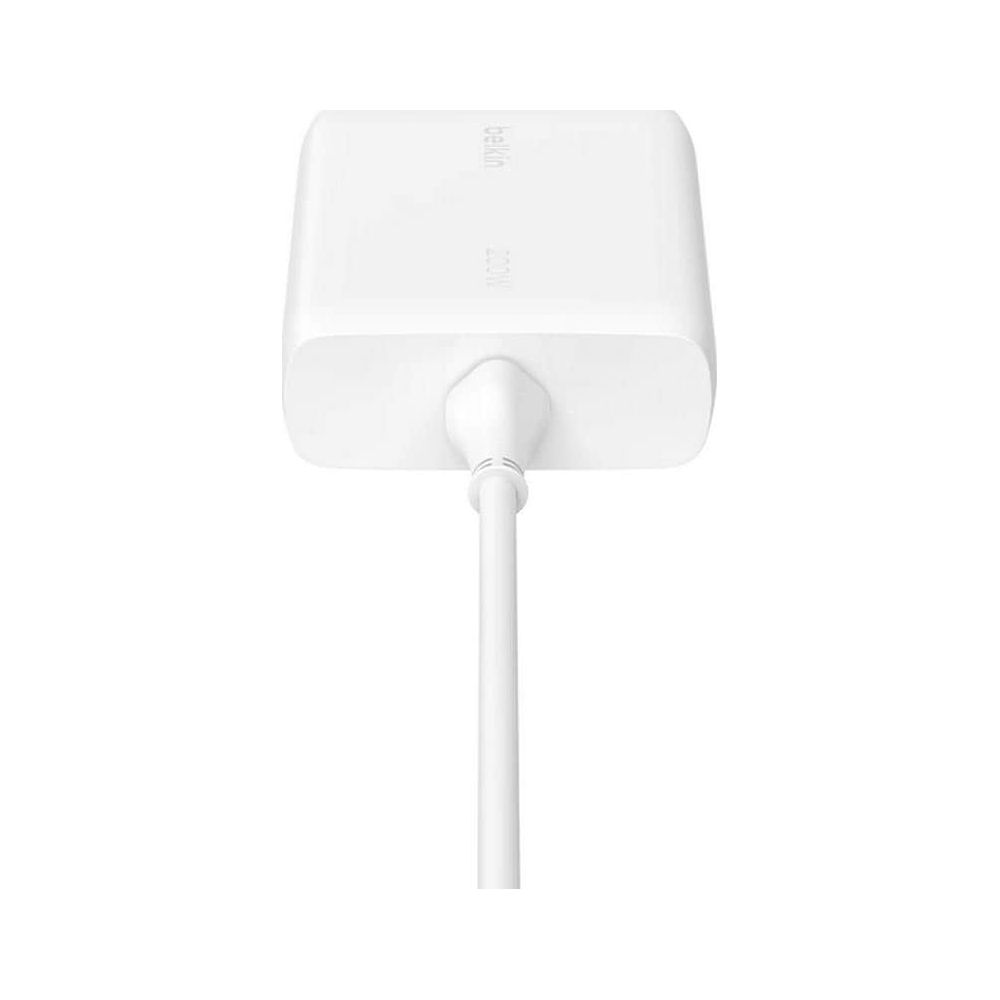 Un caricabatterie Belkin bianco da 200W GaN con cavo bianco.