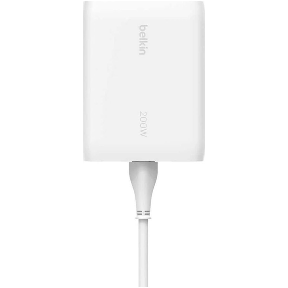 Un alimentatore Belkin bianco da 200W con cavo collegato.