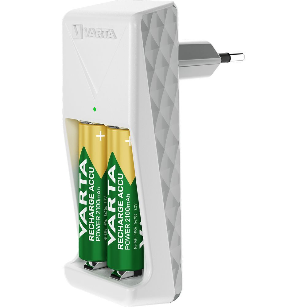 Un caricabatterie bianco con due batterie ricaricabili Varta AA.