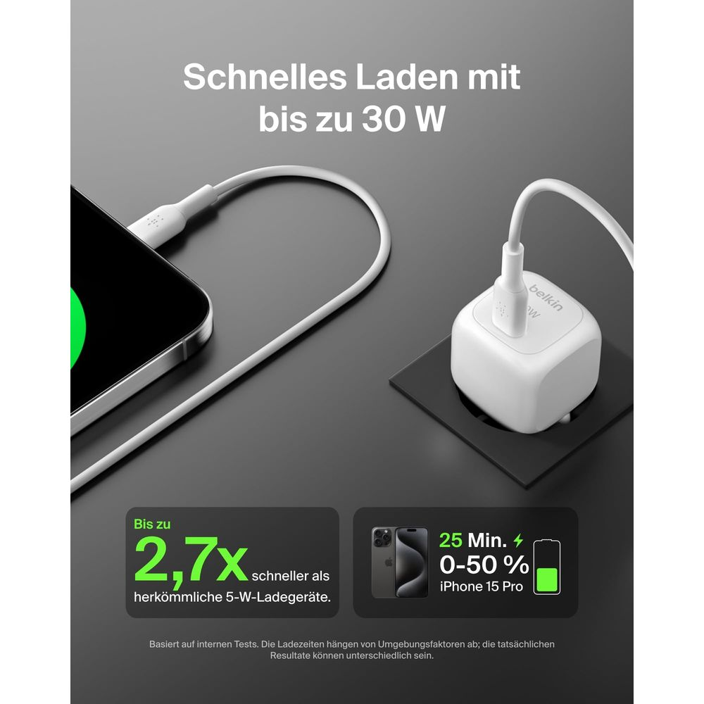 Un adattatore di ricarica Belkin bianco ricarica velocemente un iPhone 15 Pro fino a 30W.