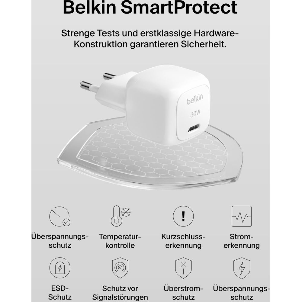 Un alimentatore Belkin bianco da 30W con funzioni di protezione su base trasparente.