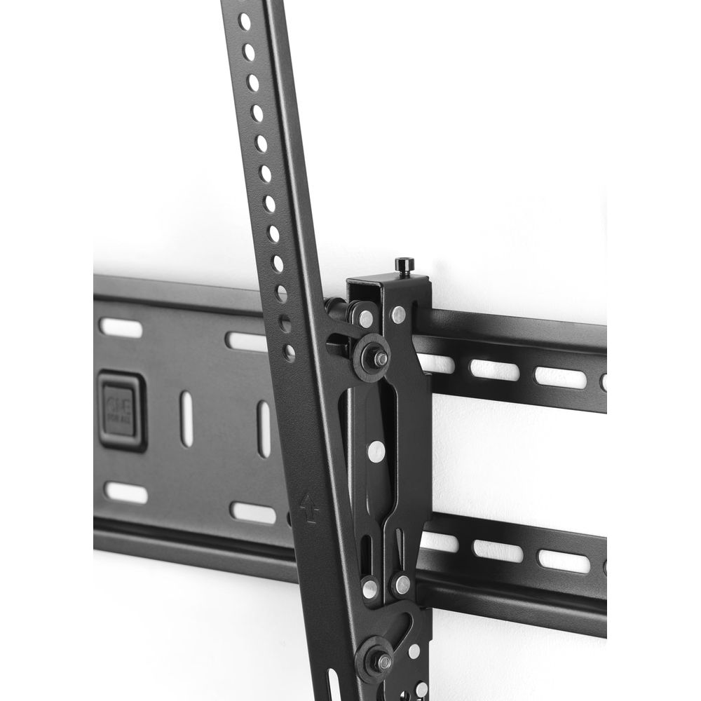 Schwarze TV-Wandhalterung mit verstellbaren Armen, an einer weißen Wand montiert.