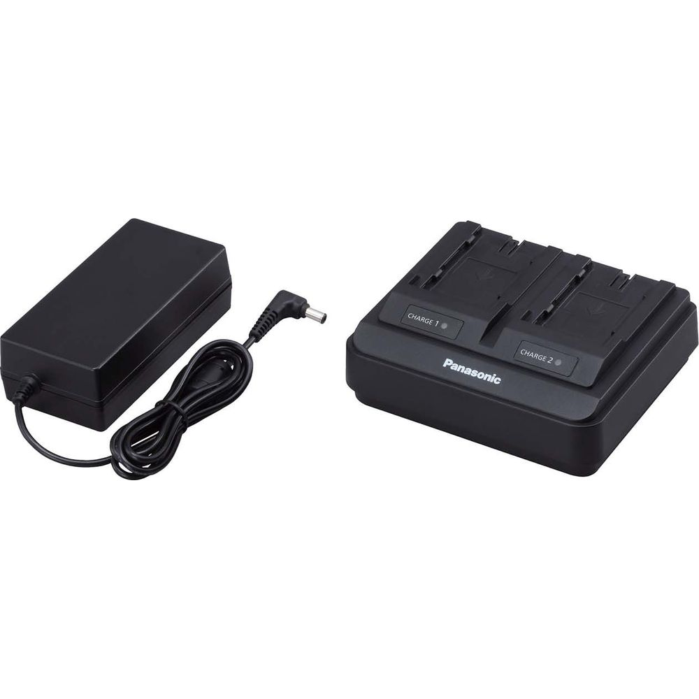 Zwei schwarze Panasonic-Ladegeräte mit Kabel und Netzteil auf weißem Hintergrund.