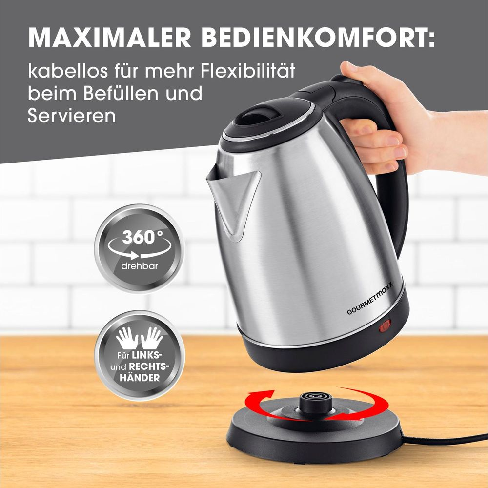 Ein silberner Wasserkocher mit schwarzem Griff wird von einer Hand gehalten. 360° drehbar.