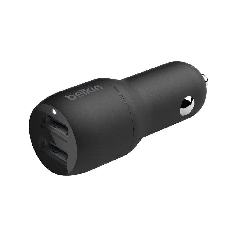 Schwarzer Belkin-Autoladeadapter mit zwei USB-Anschlüssen und leuchtendem Indikator.