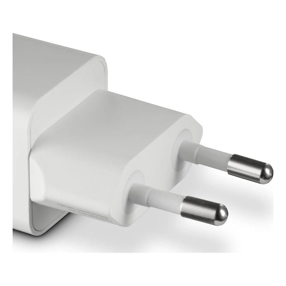 Se muestra un adaptador de corriente blanco desde una vista ligeramente angulada, destacando sus dos clavijas plateadas sobre un fondo blanco.