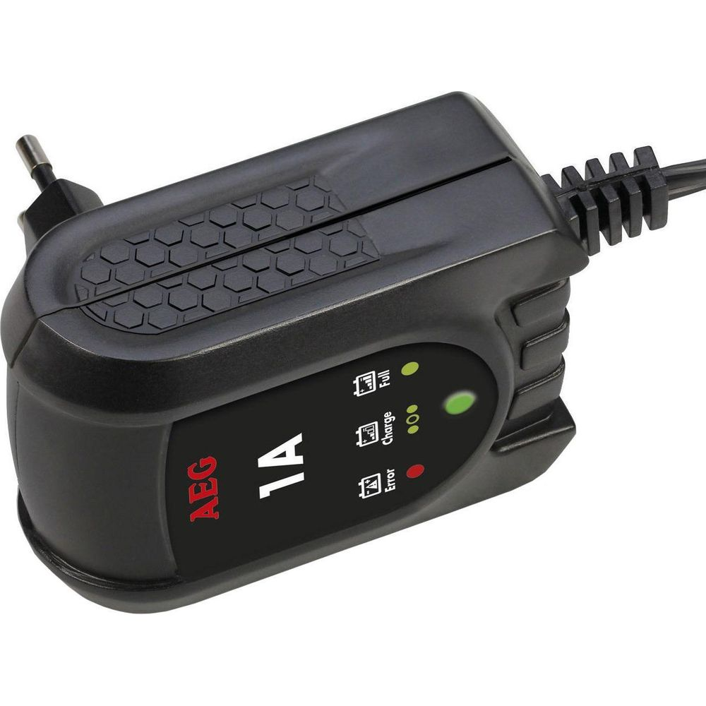 Schwarzes AEG 1A Ladegerät mit Ladeanzeigen und Eurostecker.