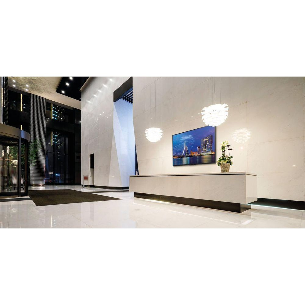Lobby moderne avec réception, art et image de pont.
