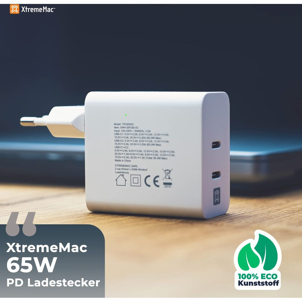 Un caricatore bianco XtremeMac 65W PD con due porte USB-C poggia su un tavolo.