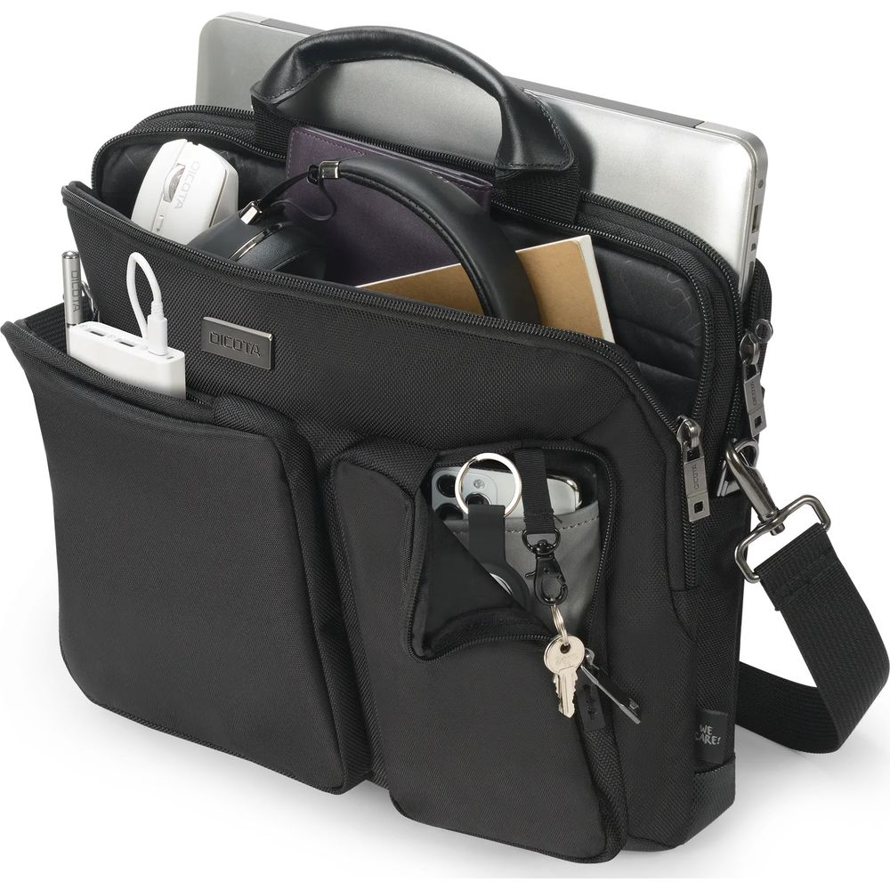 Borsa nera per laptop con laptop, mouse, cuffie, telefono, chiavi e caricabatterie.