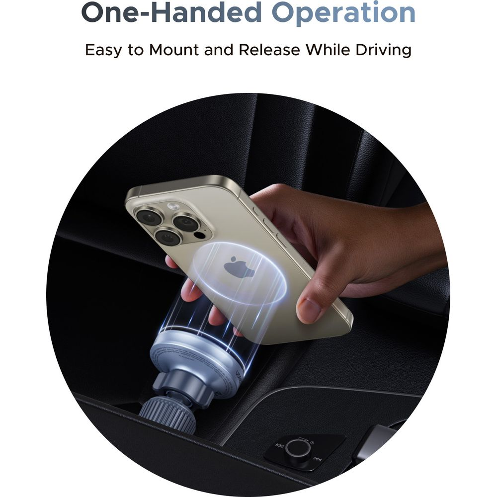 Dłoń trzymająca telefon nad uchwytem na kubek w samochodzie z pierścieniem.