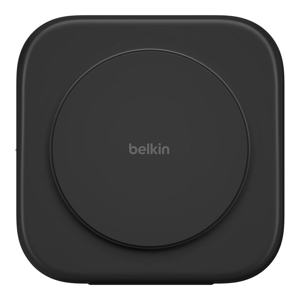 Un cargador redondo negro de Belkin con un círculo en el centro.