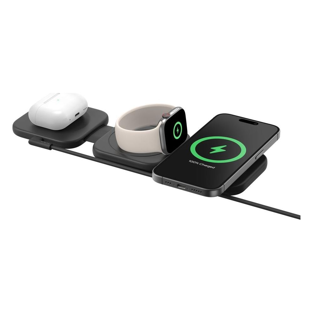 Tres bases de carga: AirPods, Apple Watch e iPhone con 100% cargado.