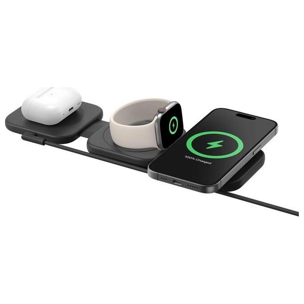 Een draadloze lader met iPhone, AirPods en Apple Watch.