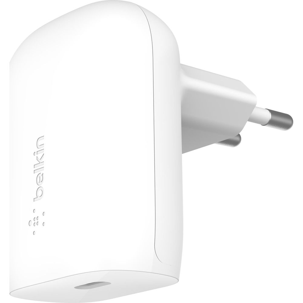 Un adattatore di alimentazione Belkin bianco con due pin metallici.