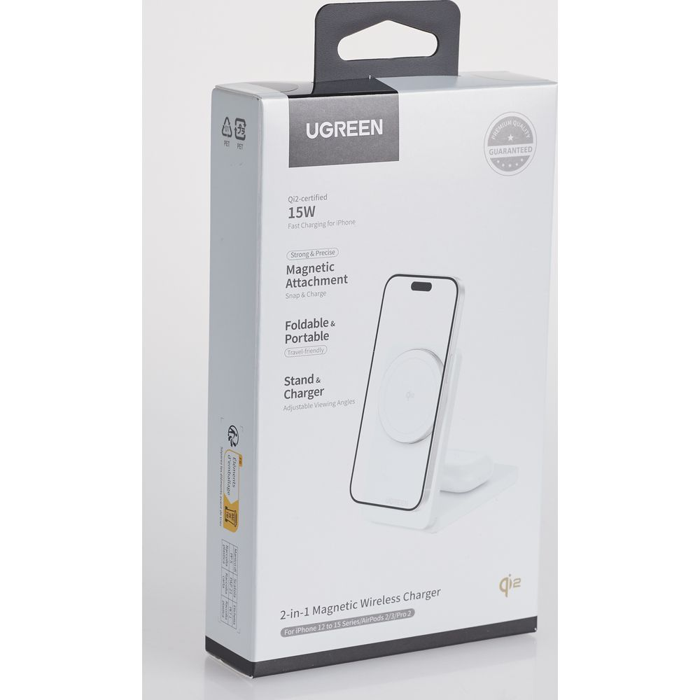 Magnetyczna ładowarka UGREEN 15W z certyfikatem Qi2 i składanym stojakiem dla iPhone'ów.