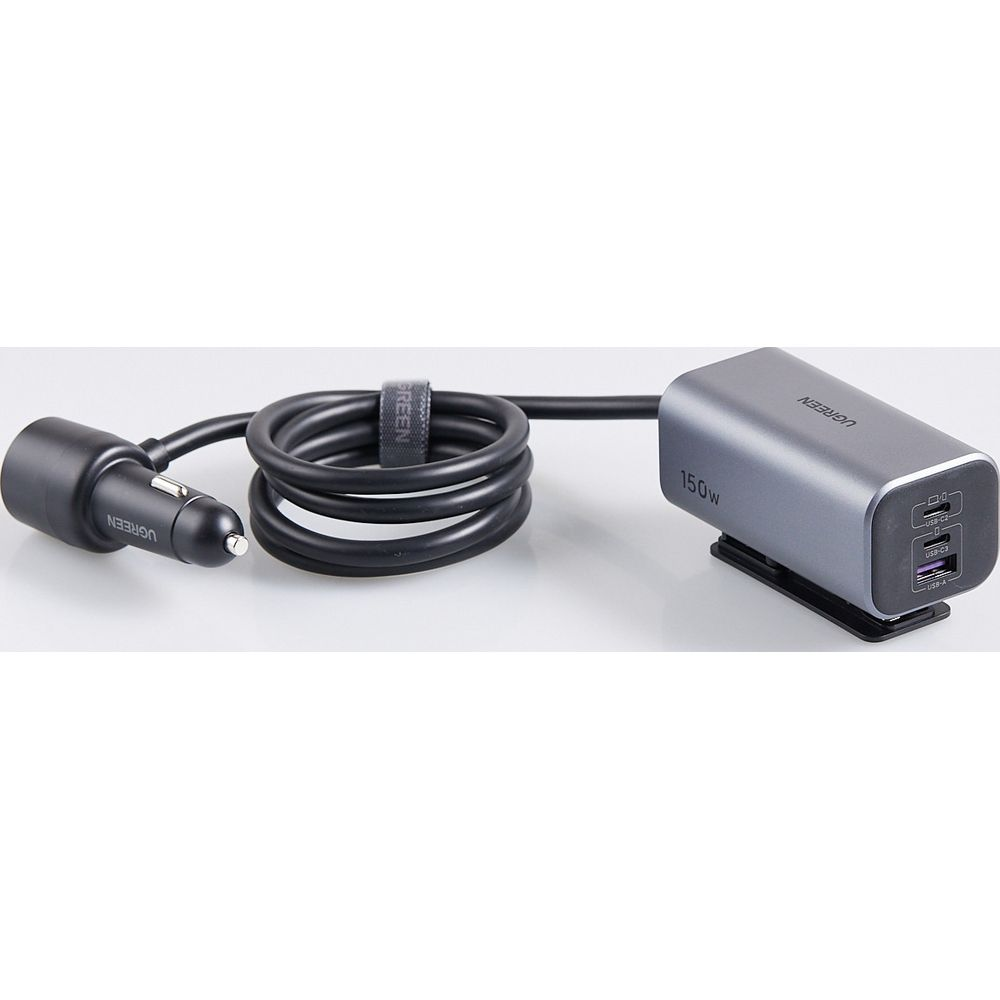 Szary adapter samochodowy USB-C z kablem i dwoma portami USB-C, jednym USB-A.