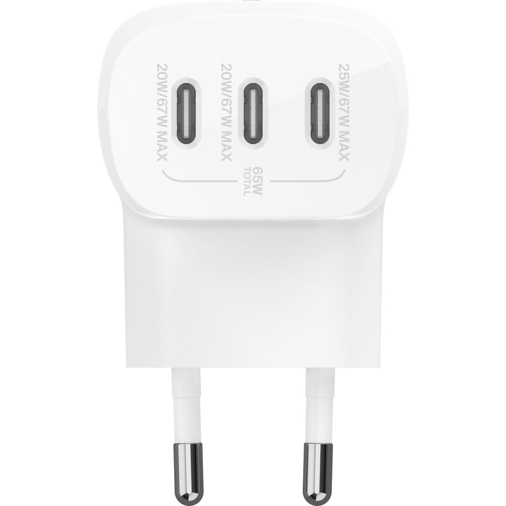 Un cargador blanco con tres puertos USB-C y dos clavijas estilo UE.
