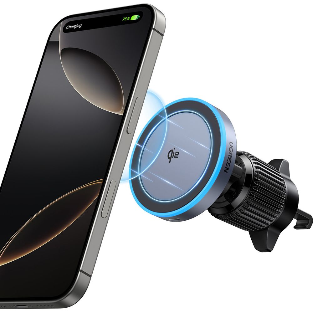 Srebrny smartfon ładuje się bezprzewodowo z czarnej ładowarki samochodowej z niebieskim światłem.