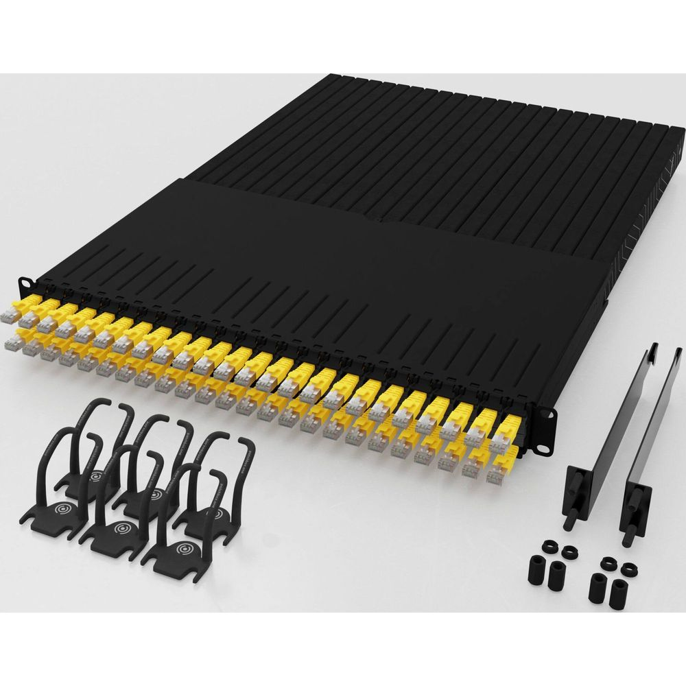 Un appareil réseau noir avec de nombreux connecteurs de câble jaunes et accessoires.