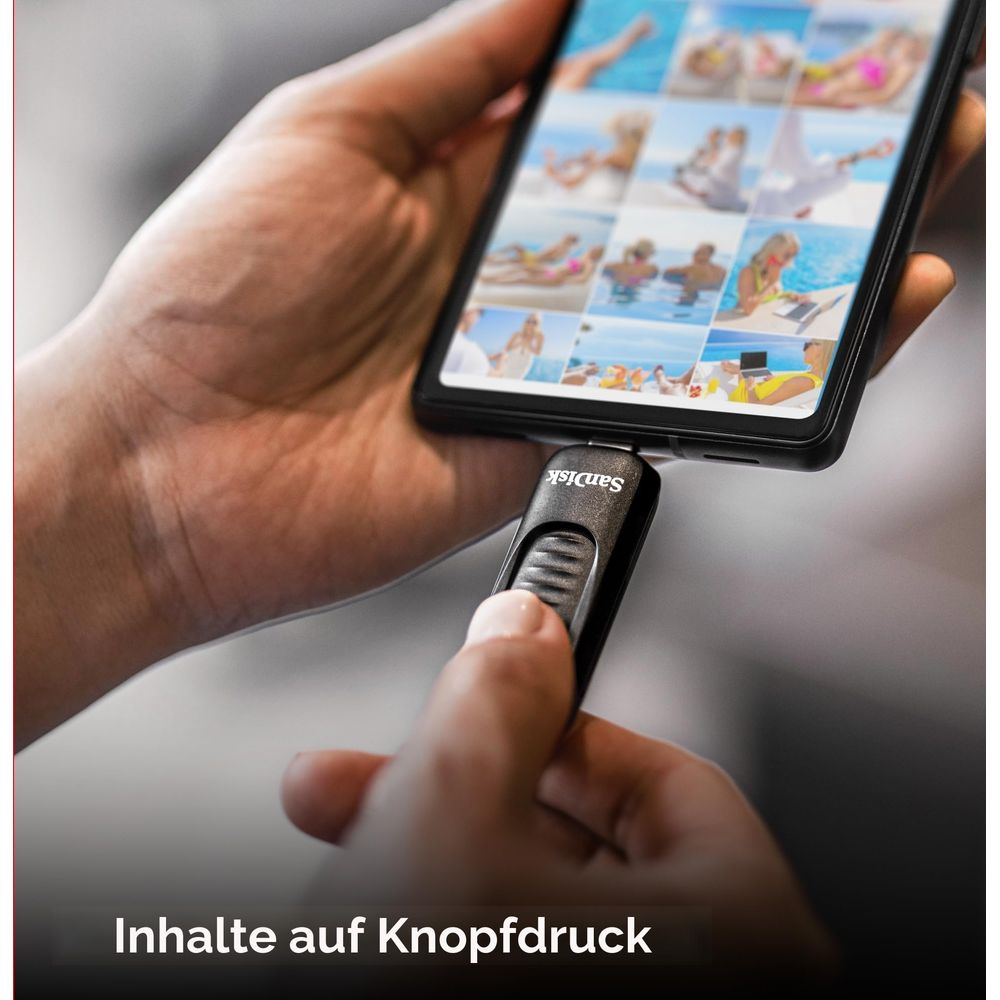 Eine Hand steckt einen SanDisk USB-Stick in ein Smartphone, das eine Galerie mit Urlaubsfotos anzeigt.