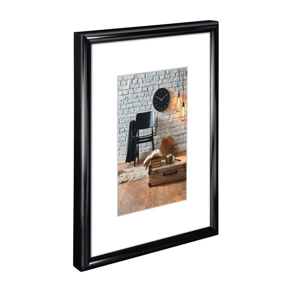 Image encadrée d'une pièce avec chaise, horloge, lampe et valise.