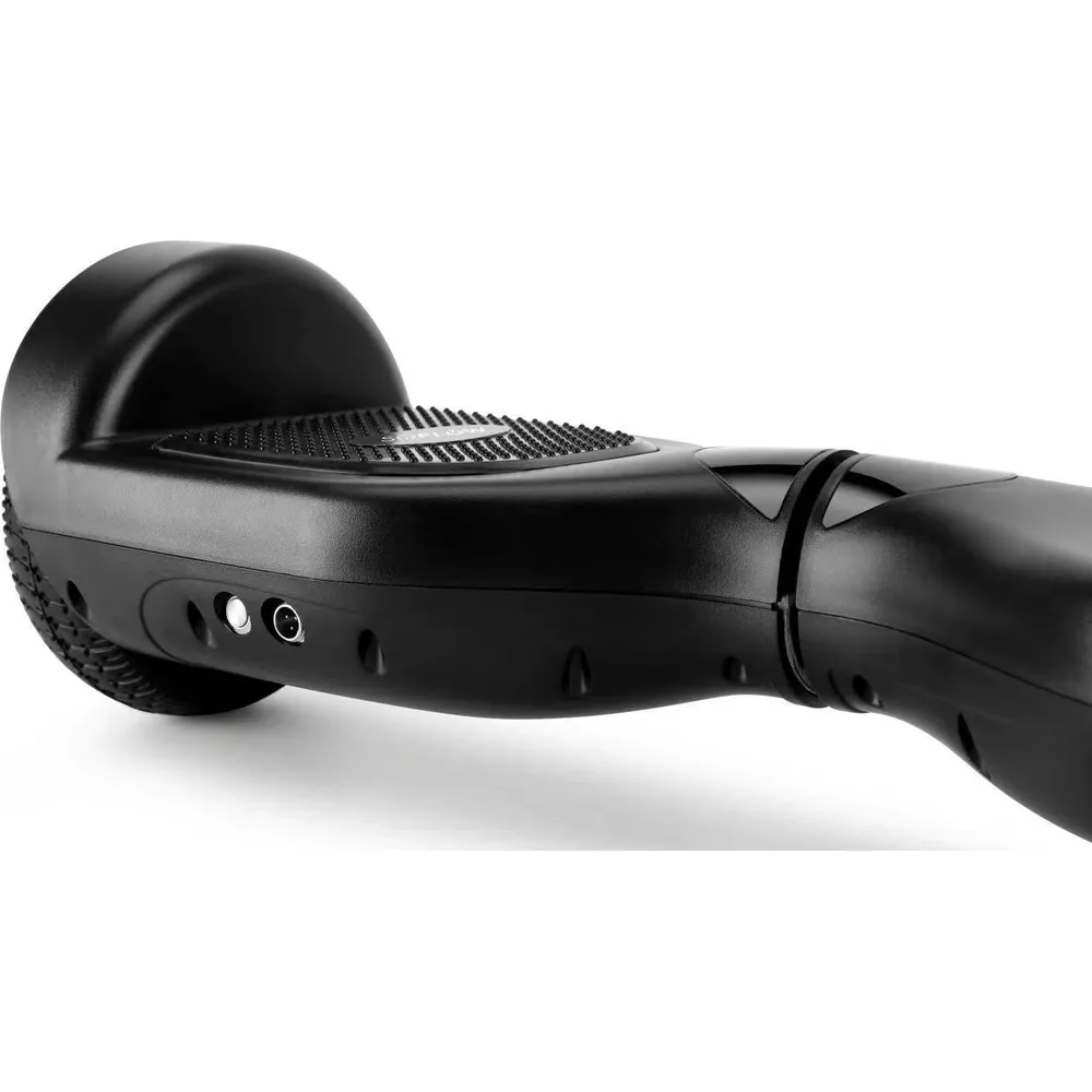 Ein schwarzer Hoverboard-Abschnitt mit Rad, Trittfläche und Ladeanschluss.
