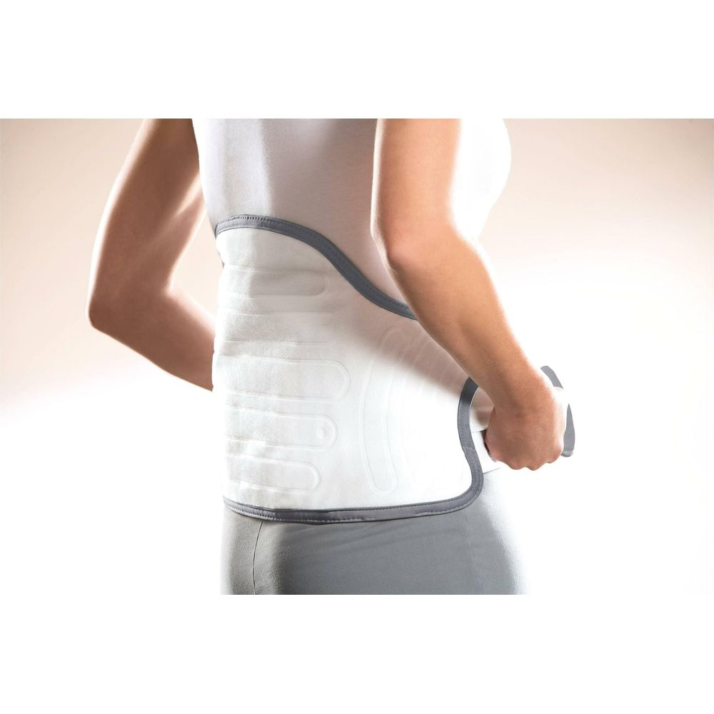Eine Person trägt eine weiße und graue Rückenbandage mit einem weißen Shirt.