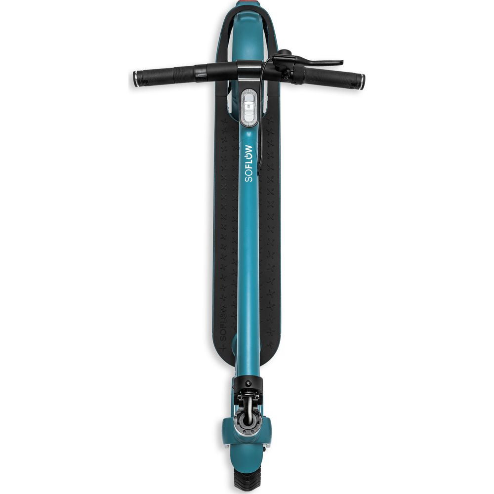 Ein türkisfarbener E-Scooter mit schwarzem Trittbrett von oben gesehen.