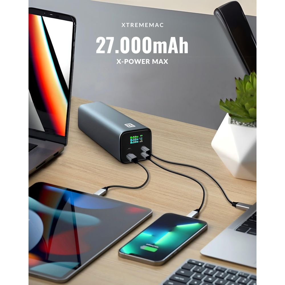 Batterie externe grise charge ordinateur, tablette et téléphone sur bureau.