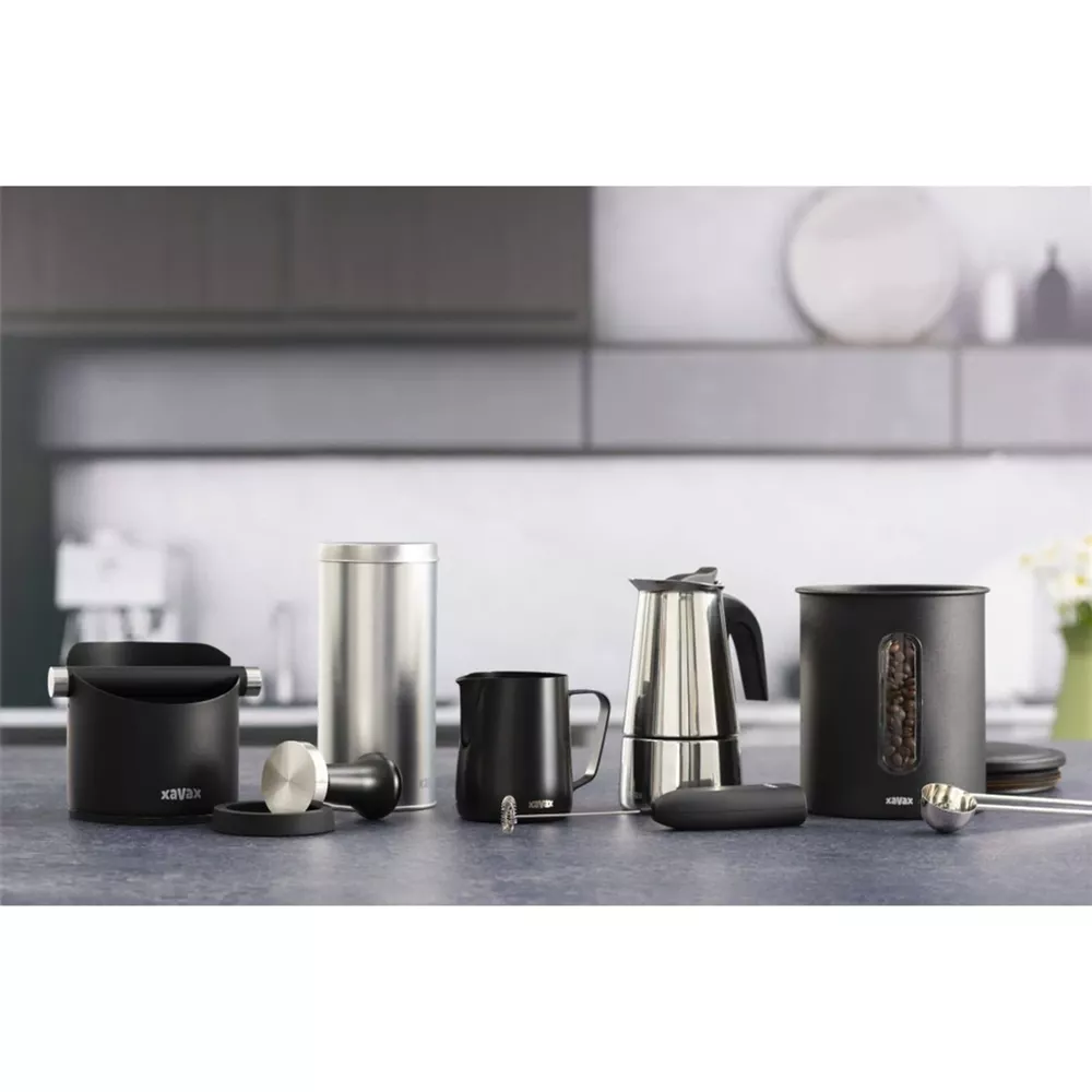 Akcesoria do kawy: tamper, dzbanek, kawiarka, pojemnik na ziarna.