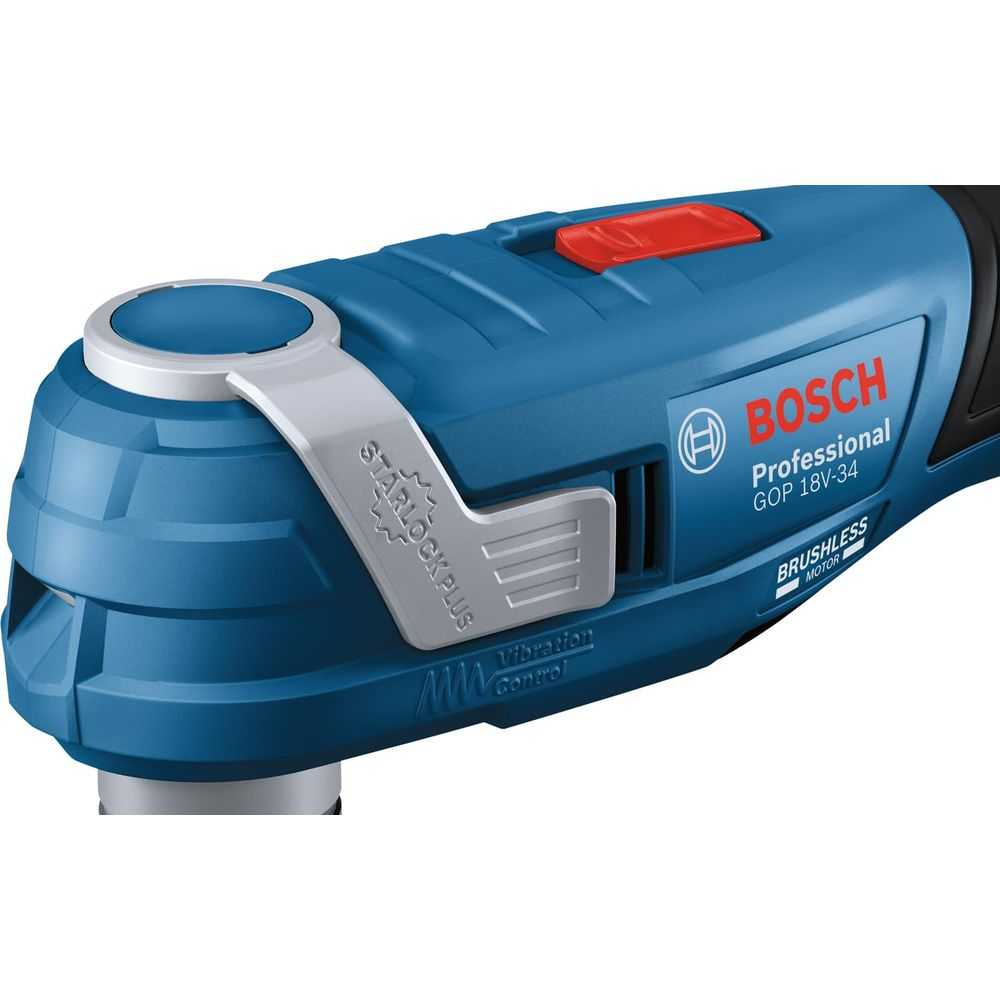 Primer plano de una herramienta oscilante Bosch azul con botón rojo y palanca plateada.