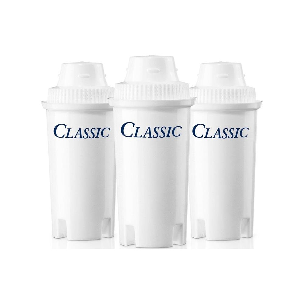 Drei weiße Wasserfilterpatronen mit der Aufschrift "Classic" stehen nebeneinander.