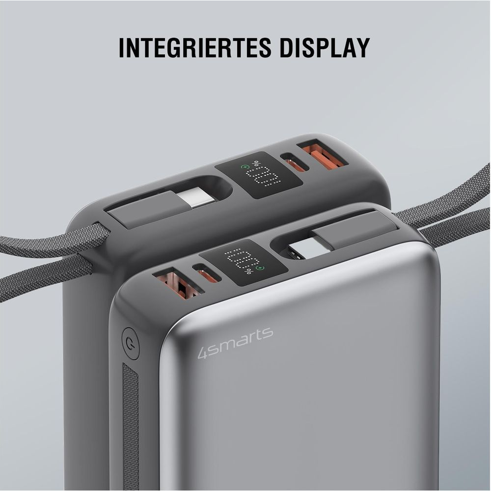 Due power bank, una grigia e una argento, con display digitali di carica sono mostrate una accanto all'altra.