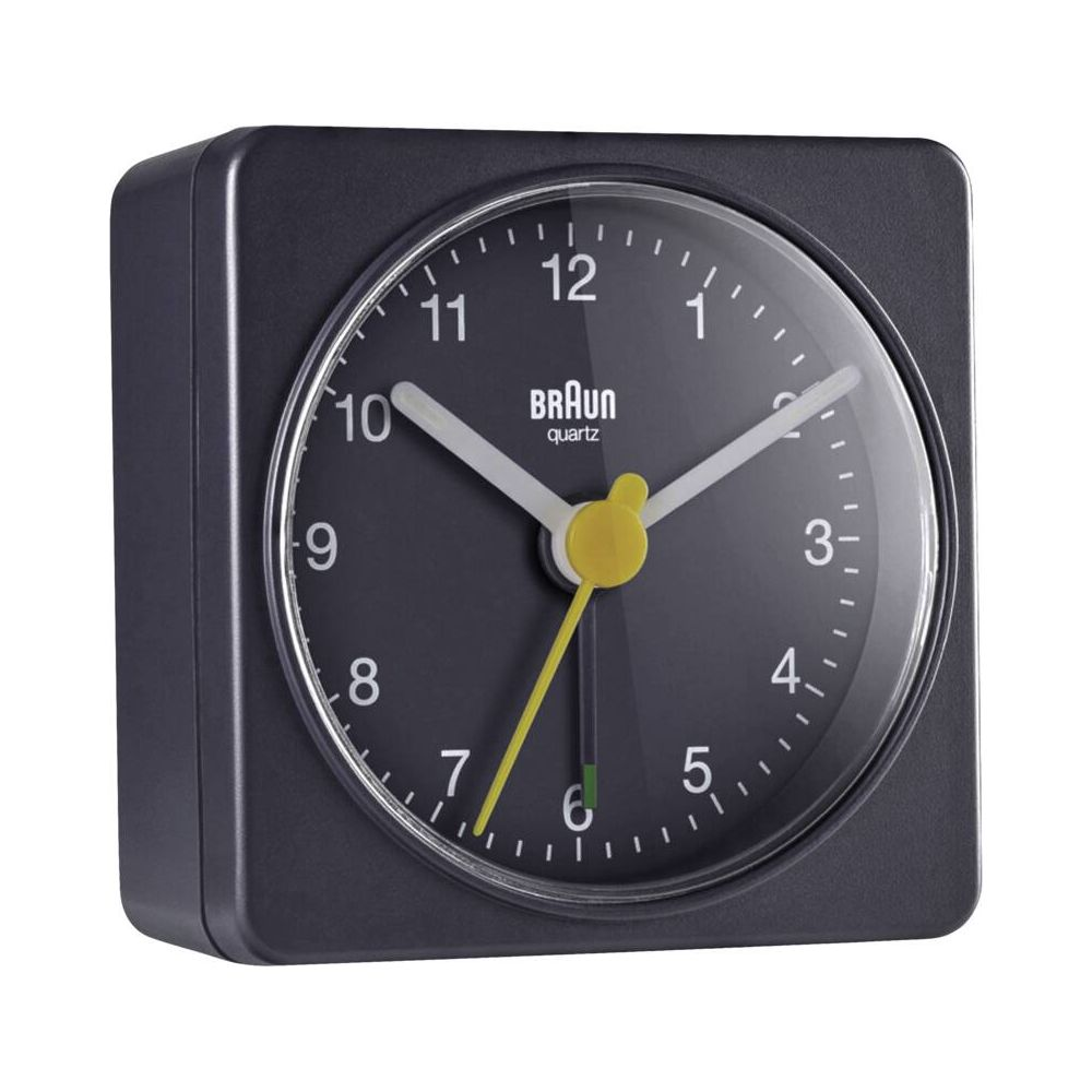 Un réveil Braun gris avec cadran noir et trotteuse jaune.