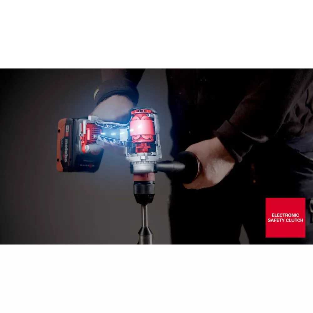 Widok przekroju wiertarki akumulatorowej pokazujący wewnętrzne zębatki i silnik. Dłoń trzyma wiertarkę.