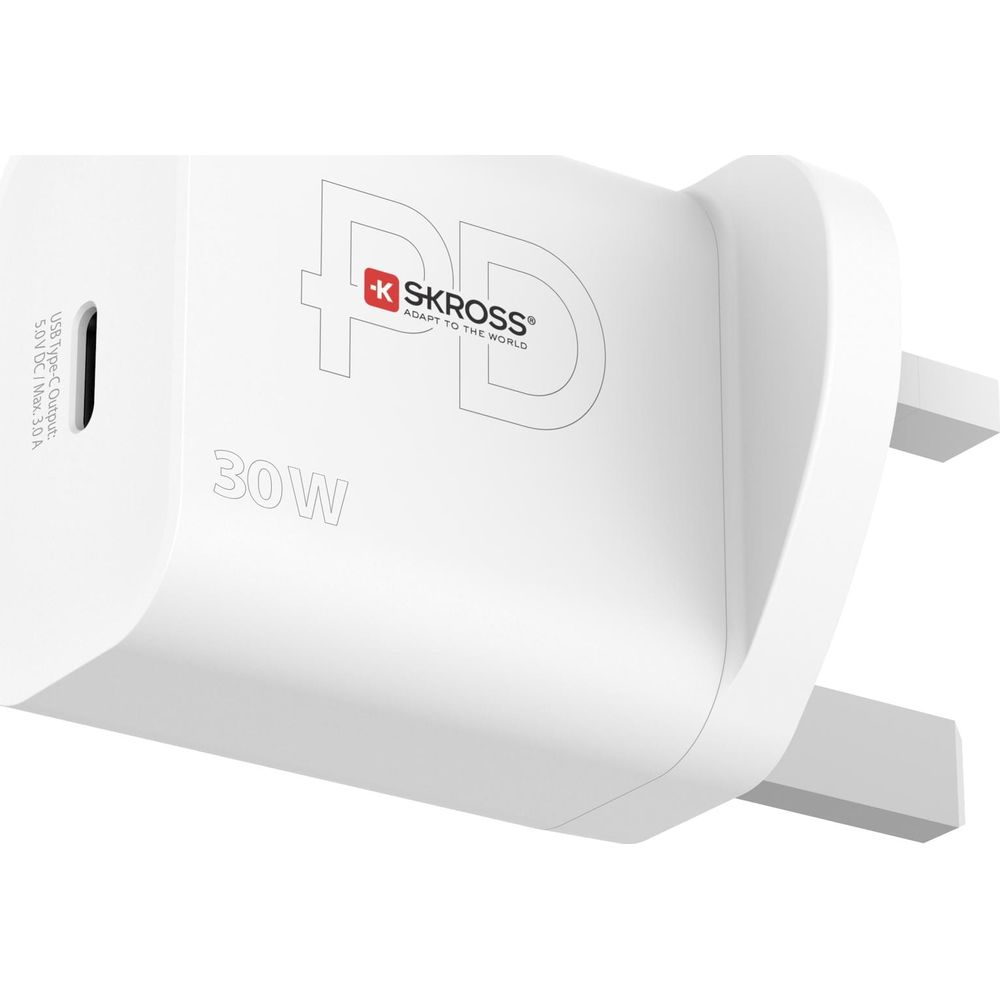 Weißes 30W SKROSS PD USB-C Ladegerät mit UK-Steckerstiften. Text lautet '30W'.