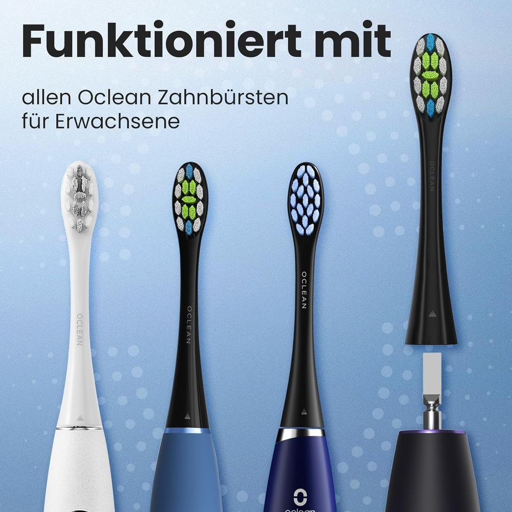 Vier Oclean Zahnbürstenköpfe: weiß, blau, dunkelblau und schwarz mit Ladestation.